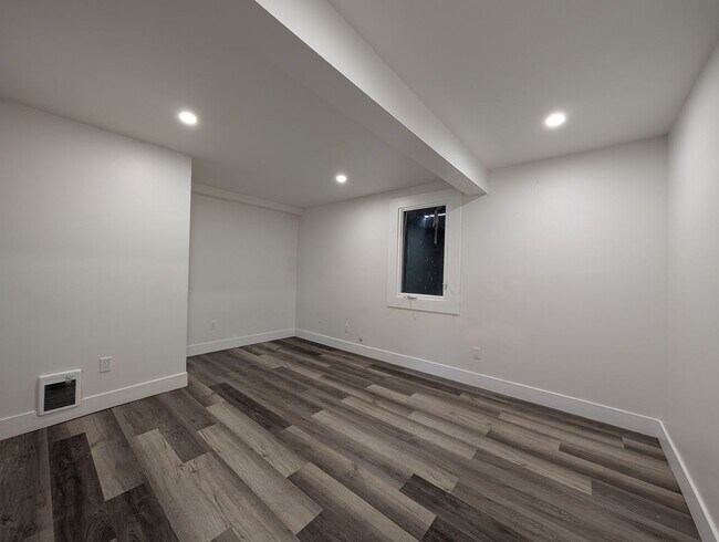 Building Photo - NW 9th &amp; Furnish Duplex