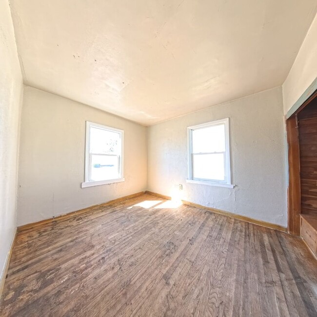 Building Photo - 3 Bedroom on the East Side with Garage