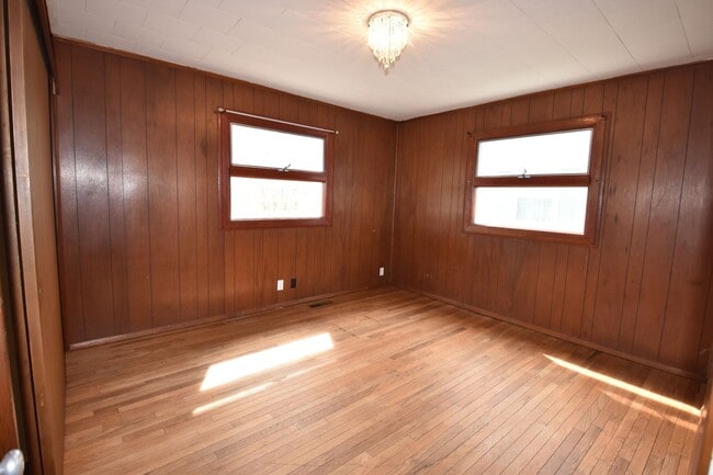 Building Photo - 3 Bedroom 2 Full Bath Home in Greenfield, Fenced Yard