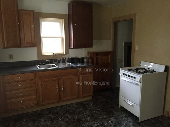 Building Photo - 2582 E Garfield Ave