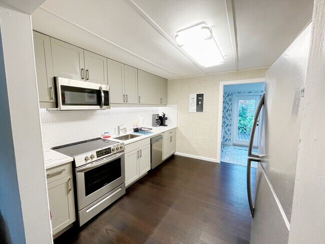 Building Photo - 835 NE 21st Dr