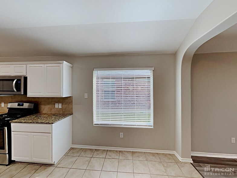 Building Photo - 2445 Carolina Dr