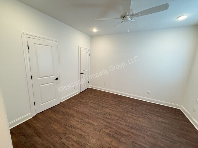 Building Photo - 3BR/3.5BA South Grove For Rent