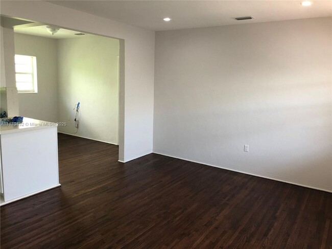 Building Photo - 110 Zamora Ave