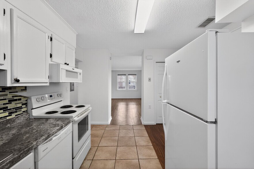 Building Photo - 8 E Marthart Ave