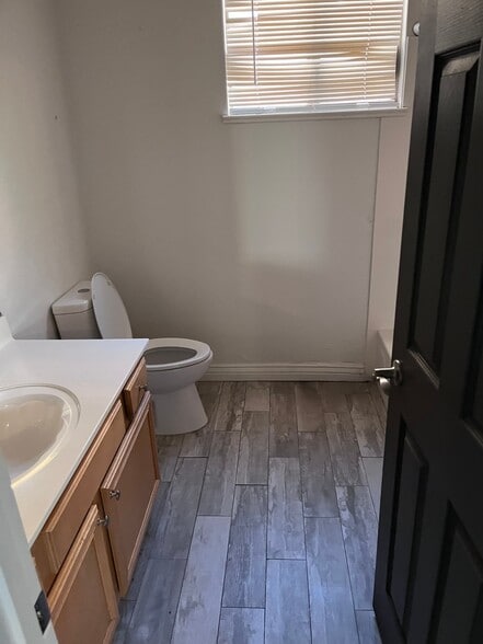 Building Photo - 221 E Arabian Dr