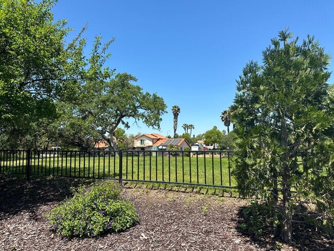 Building Photo - Golf Course Beauty