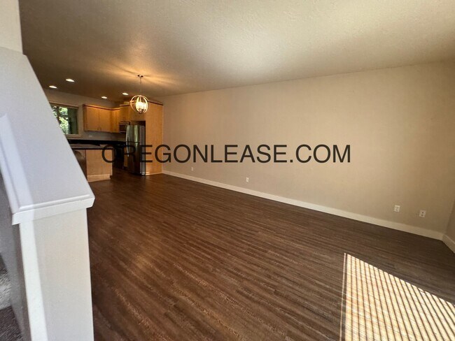 Building Photo - 2 bedroom 2.5 bath townhouse in Cal Young Area
