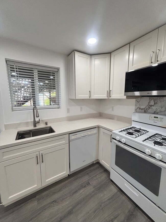 Building Photo - 1 Bedroom- $1600.00 Newly remolded-private yard