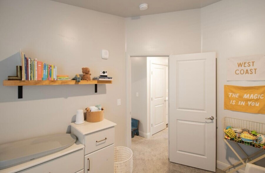 Building Photo - 128 N Lone Rock Dr