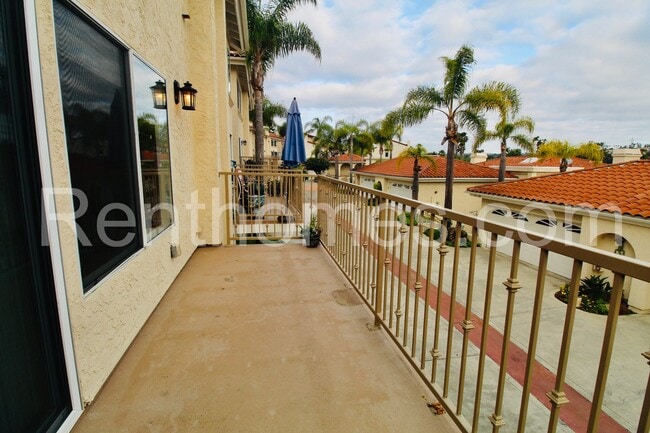 Building Photo - 2528 Navarra Dr