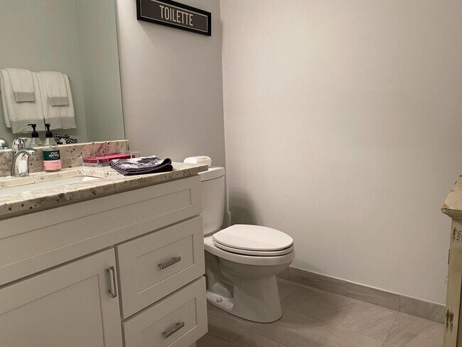 Building Photo - 1247 W Madison St