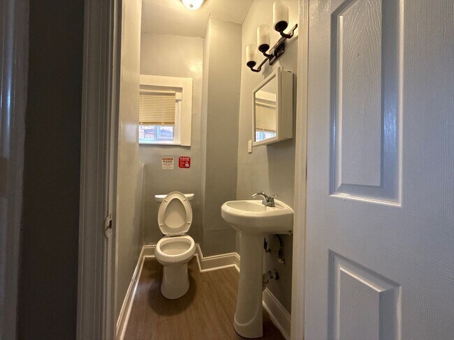 Building Photo - Spacious 4 Bedroom House in Baltimore