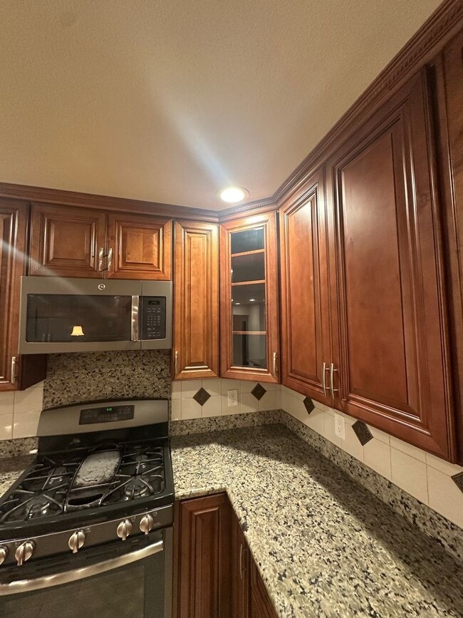 Building Photo - Gorgeous, 3 bedroom, 2.5 bath home, ready for move in