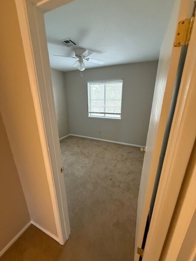 Building Photo - A Fabulous 4 Bedroom Home in Highland Hills