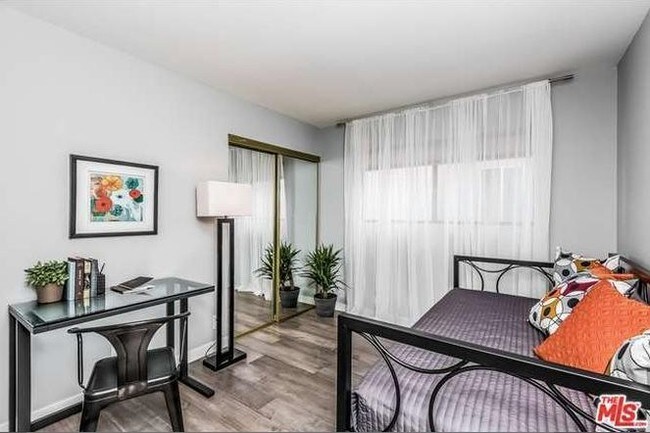 Guest bedroom - 1606 S Barrington Ave