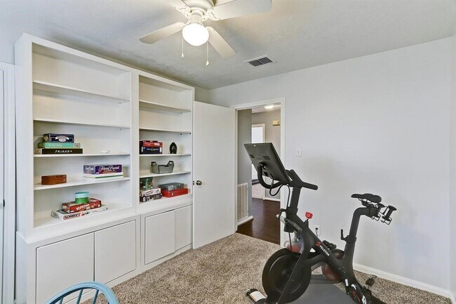 Building Photo - 9738 Derrik Dr