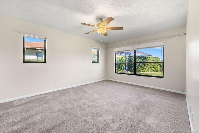 Building Photo - 2386 SW Creekside Dr