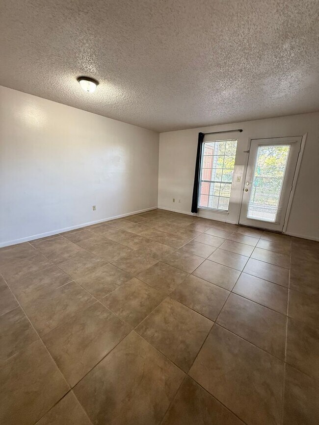 Building Photo - 113 Classic Ct