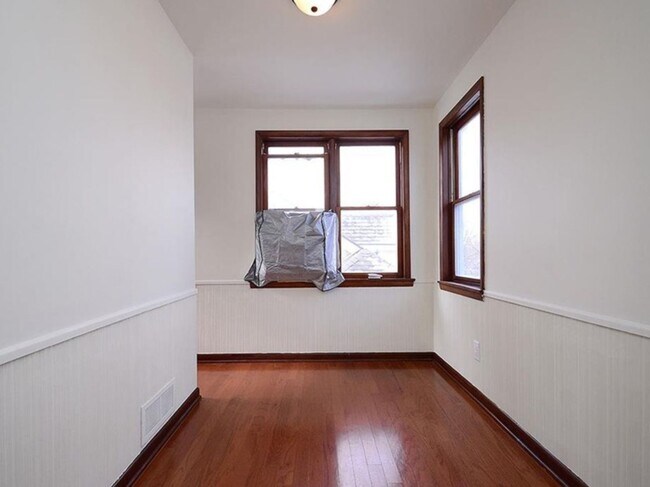 Building Photo - Charming Home For Rent Near UNO & Aksarben