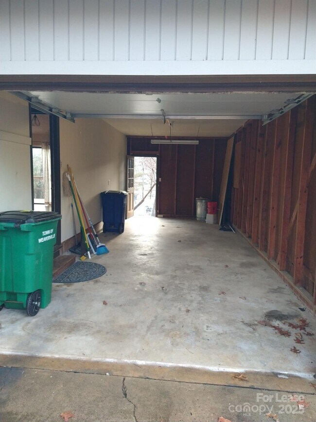 Building Photo - 335 Heather Ct