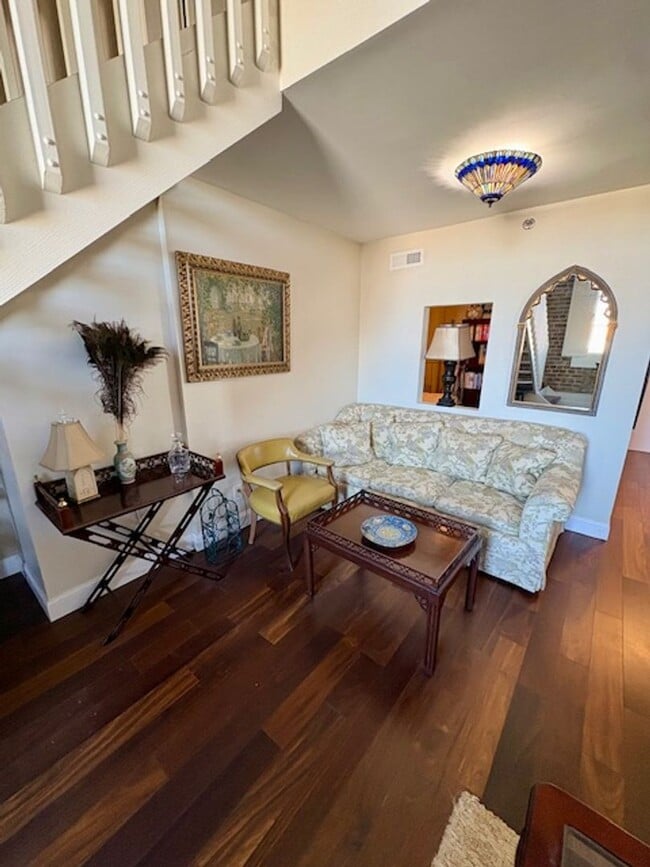 Building Photo - Historic Downtown Fully Furnished 2 Bedroom Condo