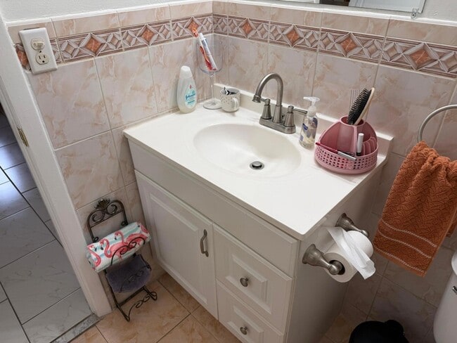 Building Photo - 502 Davis Rd