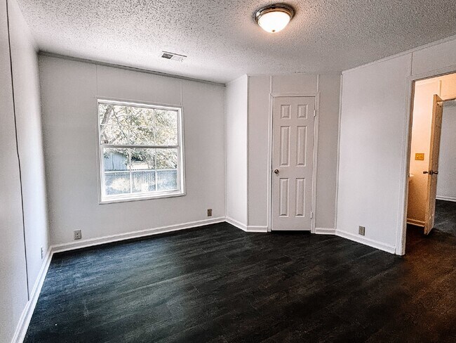 Building Photo - Spacious 4-Bed, 3-Bath Retreat on Greenhill Rd – 2000 Sq Ft of Charleston Charm!