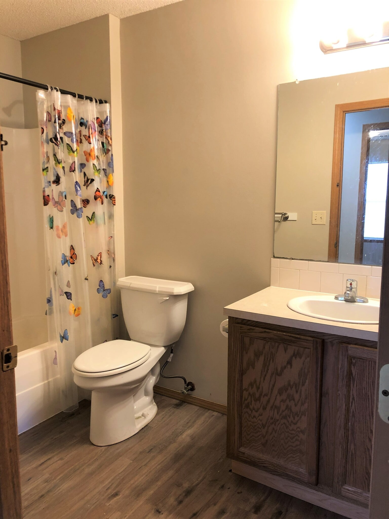 Spacious hall bath - 2619 E Conquest St