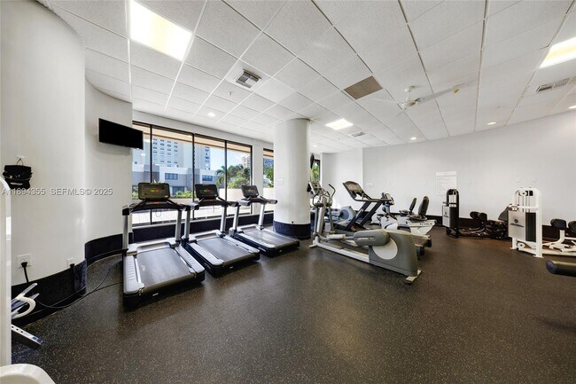 Building Photo - 1800 NE 114th St