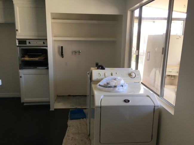 Washer and Dryer Hookups - 2940 W Carson St