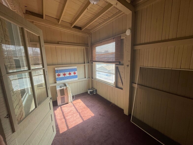 Porch - 3338 S May St