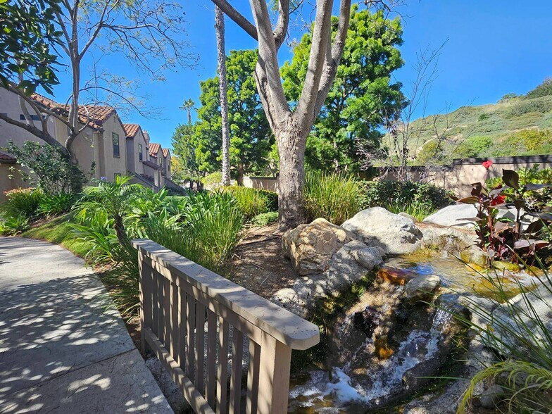 Building Photo - 1070 Calle del Cerro