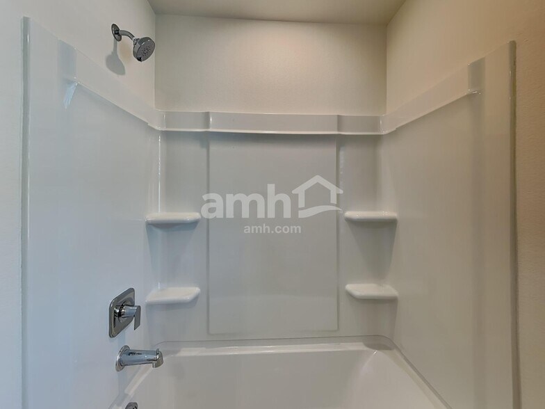 Building Photo - 823 S Oak St