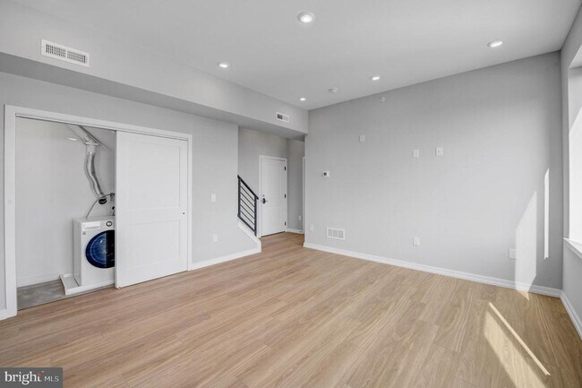 Building Photo - 1205 S 15th St