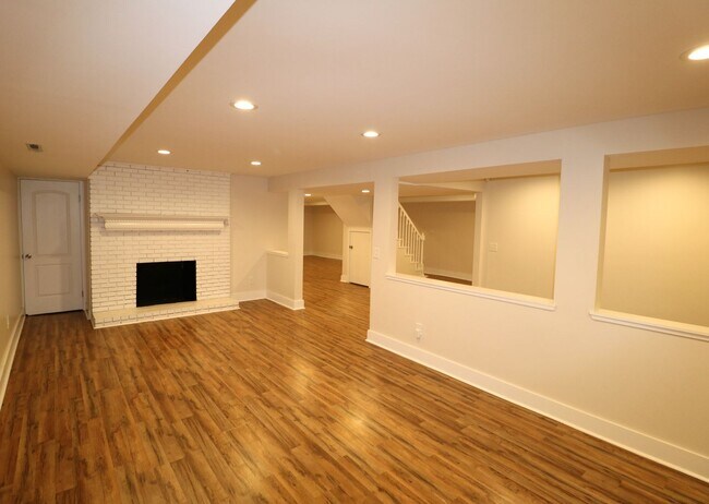 Building Photo - 2833 Wesleyan Ln