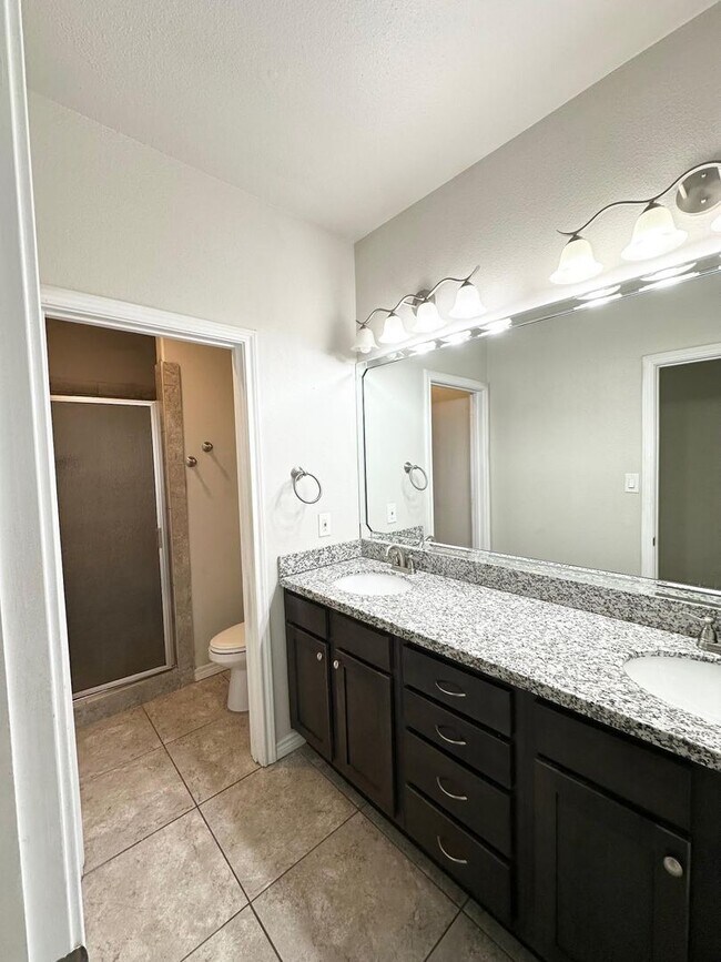 Building Photo - 3 Bed 2 Bath Ready to Rent ASAP! Granite/ Large Master Bedroom!