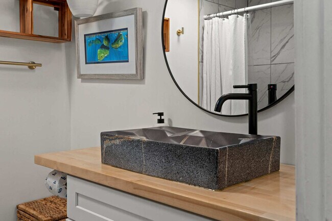 Building Photo - 214 Miracle Strip Pkwy SW