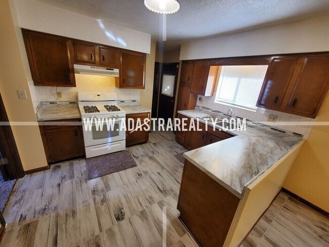 Building Photo - Very Nice Home in South KCMO-Available NOW!!