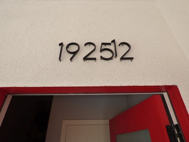 Building Photo - 1923 Holly Dr