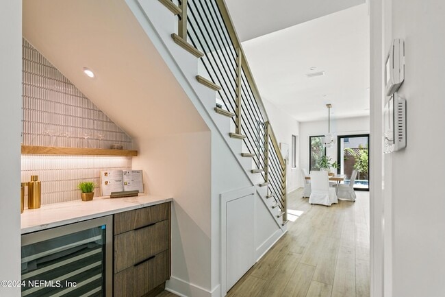 Building Photo - 207 Lora St