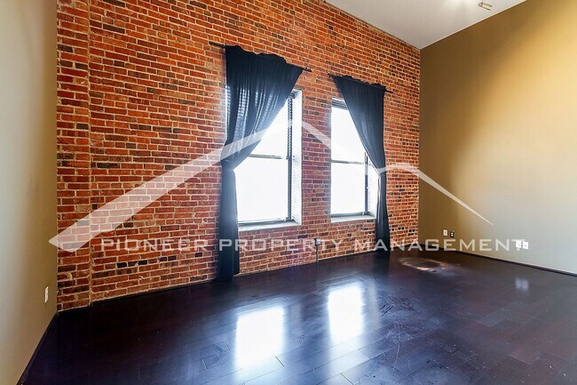 Building Photo - Modern Studio Apartment with Reserved Park...