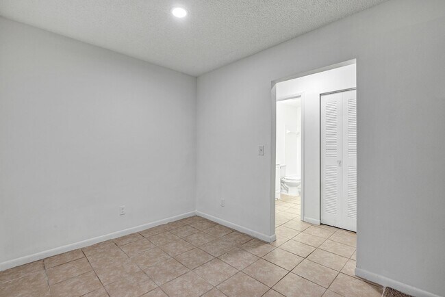 Building Photo - Charming One-Bedroom, One-Bath Retreat in Winter Haven with Modern Amenities