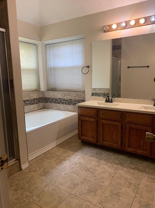 Building Photo - "Spacious 3-Bedroom Oasis with 2 Full Bath...