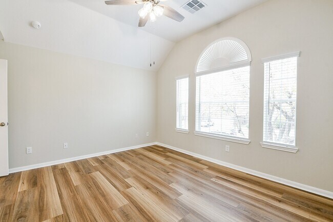 Building Photo - 815 Robins Way