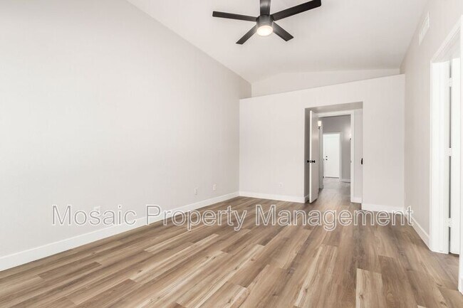 Building Photo - 2252 E Ross Ave