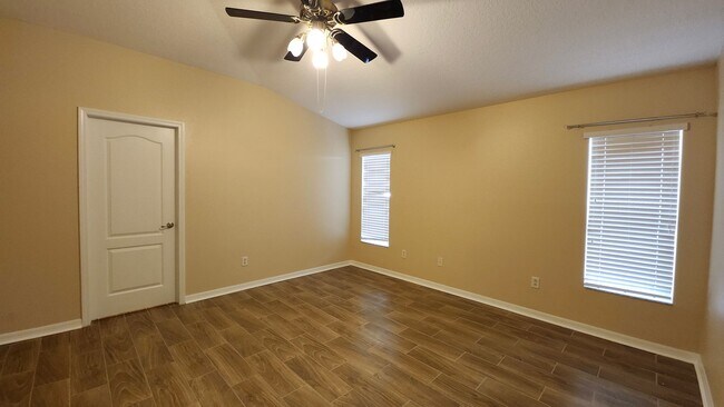Building Photo - 7955 Carriage Pointe Dr