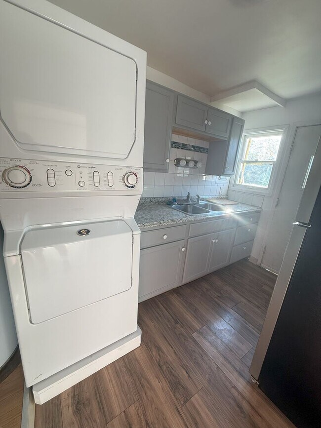 Building Photo - 2-bedroom, 1-bathroom newly renovated
