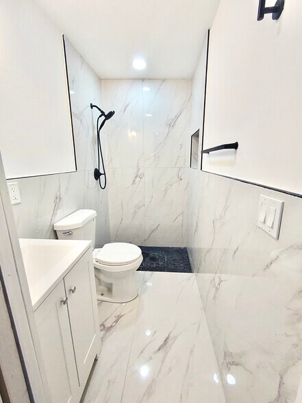 Building Photo - 141 NE 183rd Ter