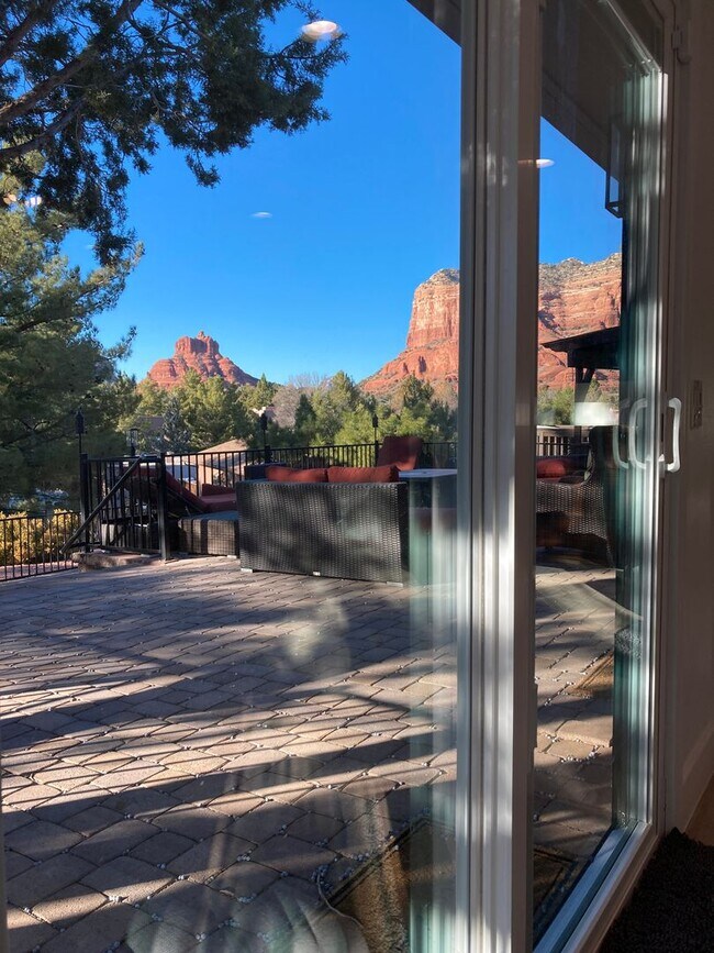 Building Photo - Gorgeous, modern, remodeled, furnished ren...